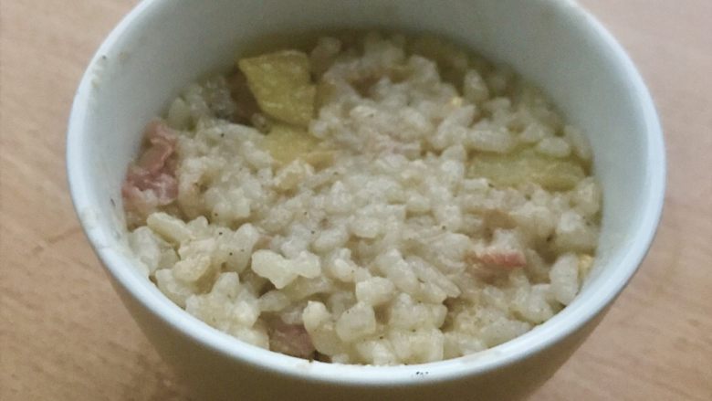 土豆苹果炖饭,(追求造型的看这里,不追求的跳过)放入一个小碗或者和我一样放一小盅,甚至有慕斯圈的放慕斯圈里。用勺子稍微压实。