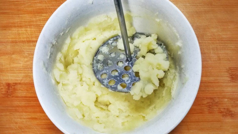 黄金土豆南瓜泥小饼,蒸好的土豆用压泥器或者勺子压成泥,尽量压的细腻一点,