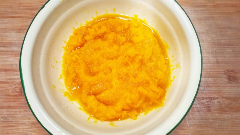 黄金土豆南瓜泥小饼,南瓜也一样,压成泥备用,