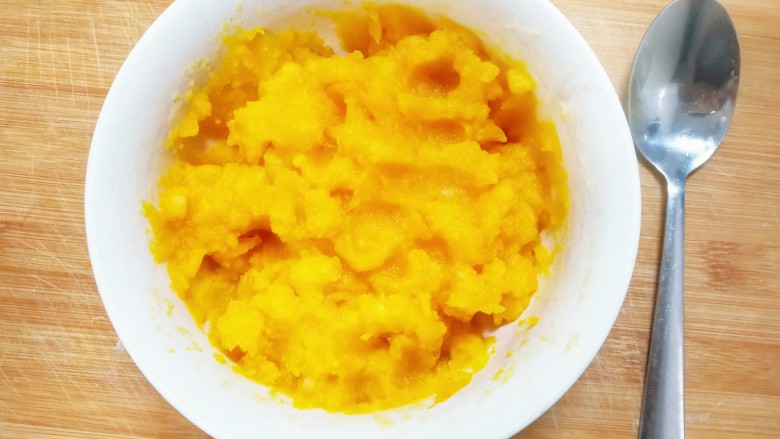 黄金土豆南瓜泥小饼,把土豆泥和南瓜泥混合到一个碗里,