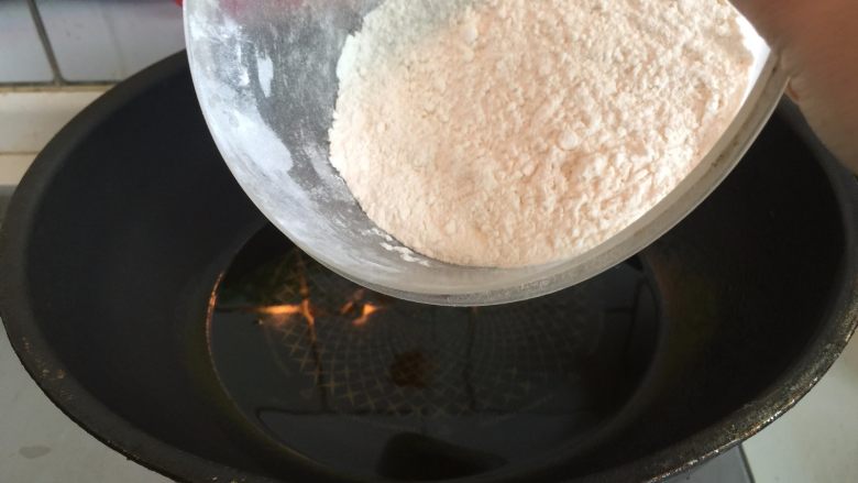 黄山烧饼,制作油酥:40g菜籽油倒入锅中烧热,倒入80g面粉中