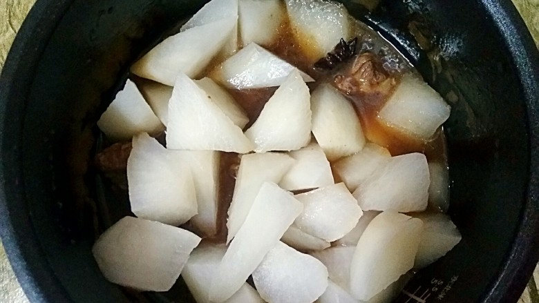 萝卜炖牛腩,倒入白萝卜,摁快煮键,炖一个小时