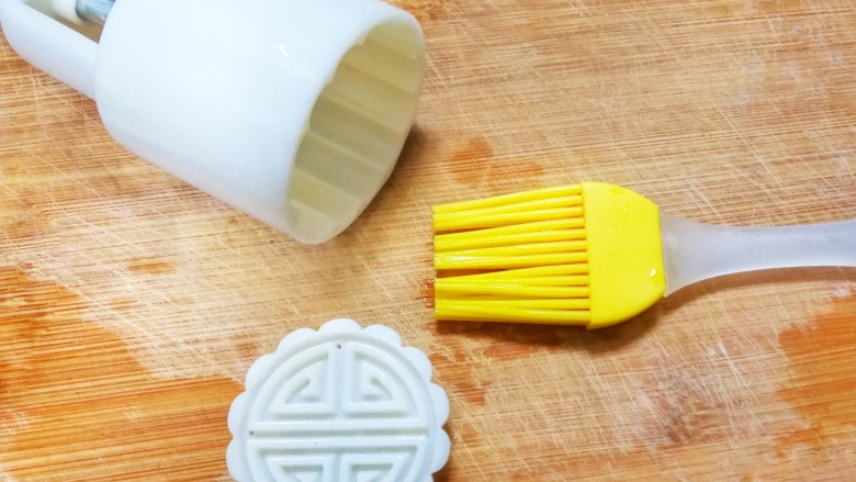 黄金土豆南瓜泥小饼,模具用油刷刷上橄榄油,防粘用,