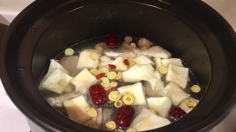 榴莲炖鸡汤,下锅 加水,莫过表面