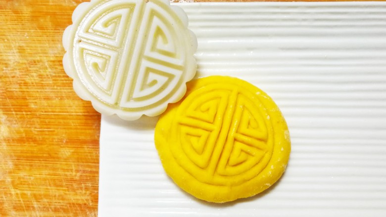 黄金土豆南瓜泥小饼,压好后轻轻的拔出来,依次做完所有的原料。