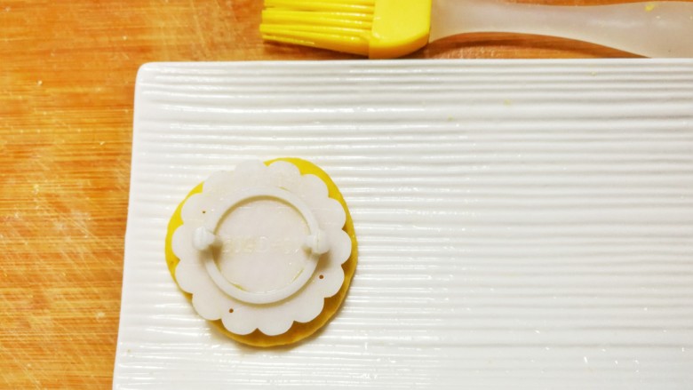 黄金土豆南瓜泥小饼,取一小块处理好的土豆南瓜泥,用模具压出花纹,