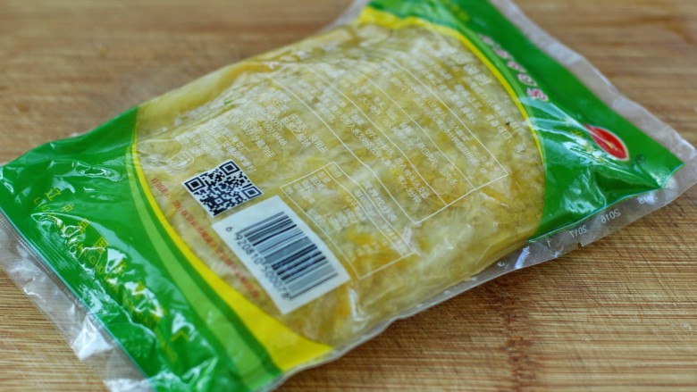 东北猪肉酸菜馅包子,自家腌制的酸菜要冬季才能吃到,所以现在用的是这种带包装外面买来的酸菜