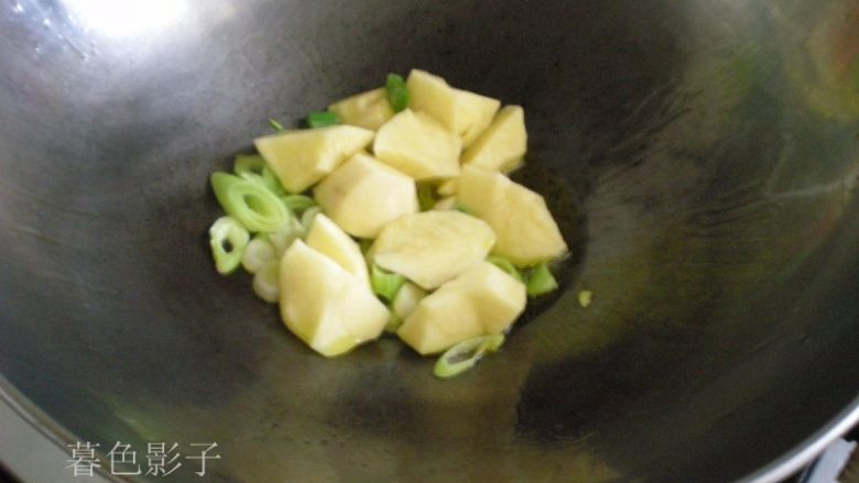 猪肉皮炖土豆,
油热先葱花炸锅,翻炒一下,放土豆块