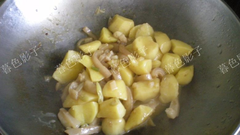 猪肉皮炖土豆,
收汁放盐翻炒,土豆已经软烂出锅