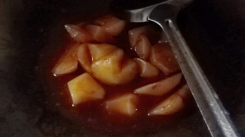万能土豆+蚝油土豆,油炒土豆，加盐，加<a style='color:red;display:inline-block;' href='/shicai/ 721'>蚝油</a>