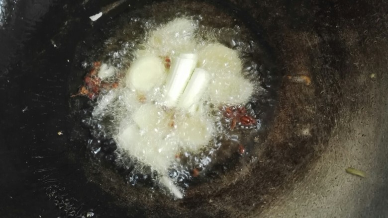 倭瓜素馅饺子,在放入葱段,姜片。