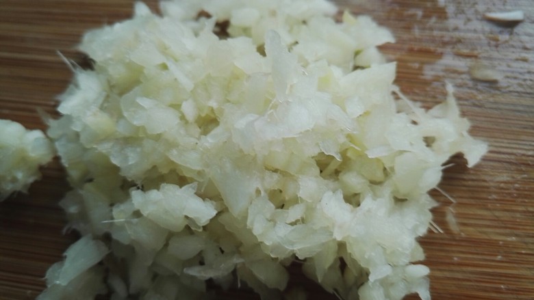 倭瓜素馅饺子,取姜的一部分剁碎备用,剩下的切片。