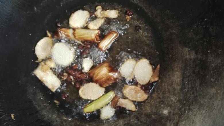 倭瓜素馅饺子,葱姜炸至金黄色,爆出香味关火,晾凉,把油控出。