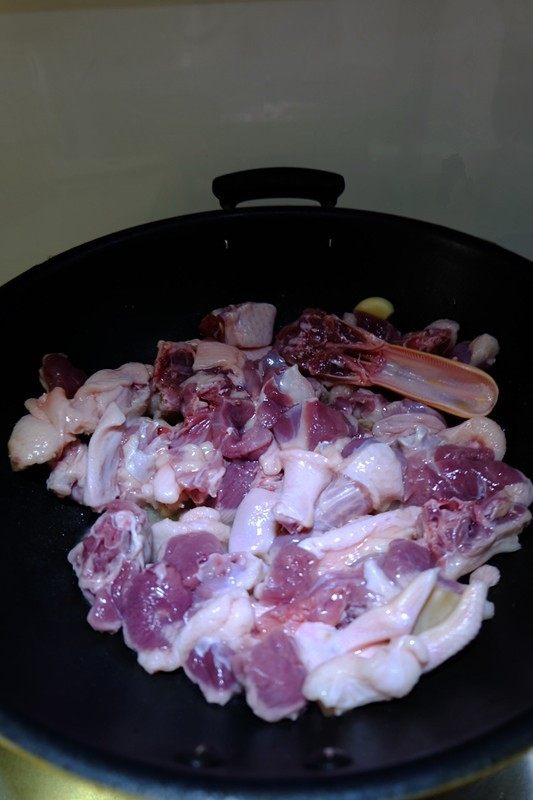 仔姜啤酒鸭,蒜头和干辣椒,稍微炒一下,倒入鸭肉,大火,翻炒