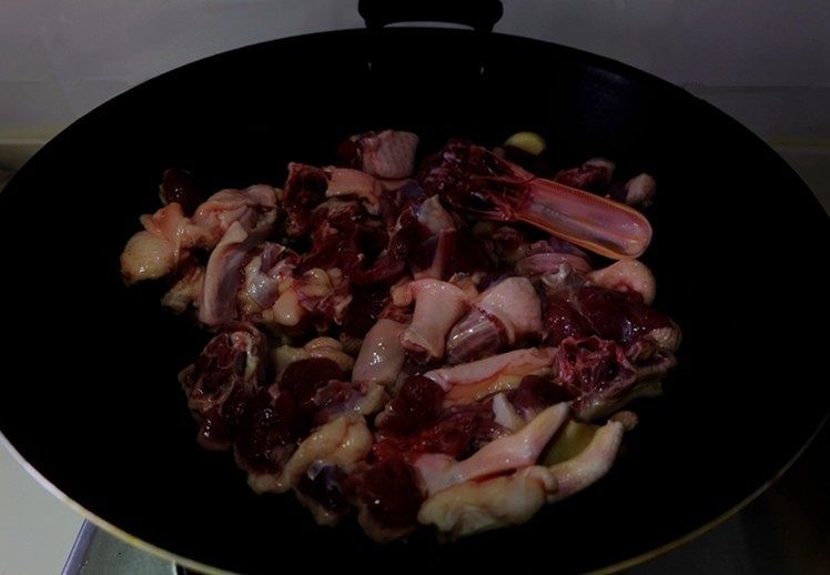 仔姜啤酒鸭,用大火,翻炒鸭肉
