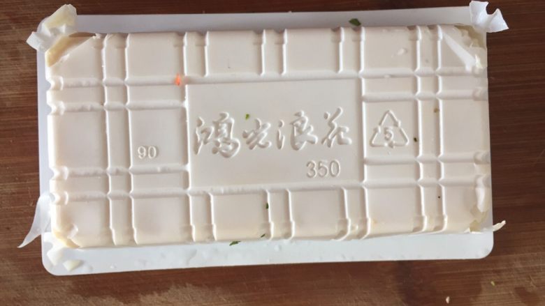 龙须豆腐羹,豆腐翻一边,四角切口,方便整块取出