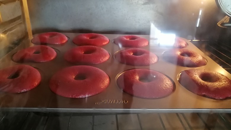 红丝绒巧克力豆甜甜圈,烤箱200 度烤22~25分钟。