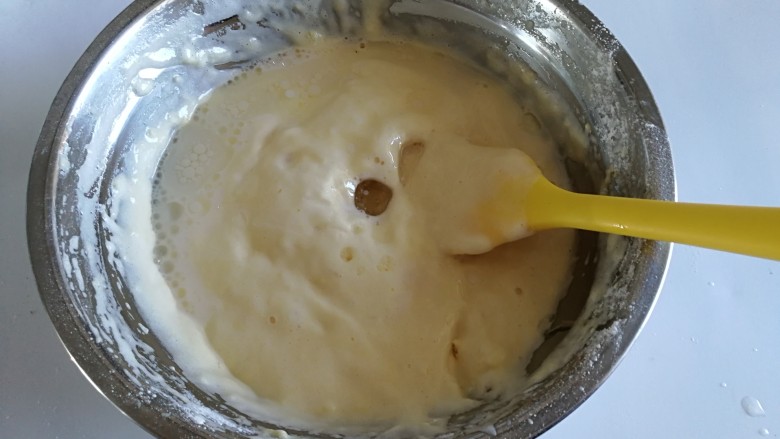 红丝绒巧克力豆甜甜圈,加入玉米油,椰汁搅拌。