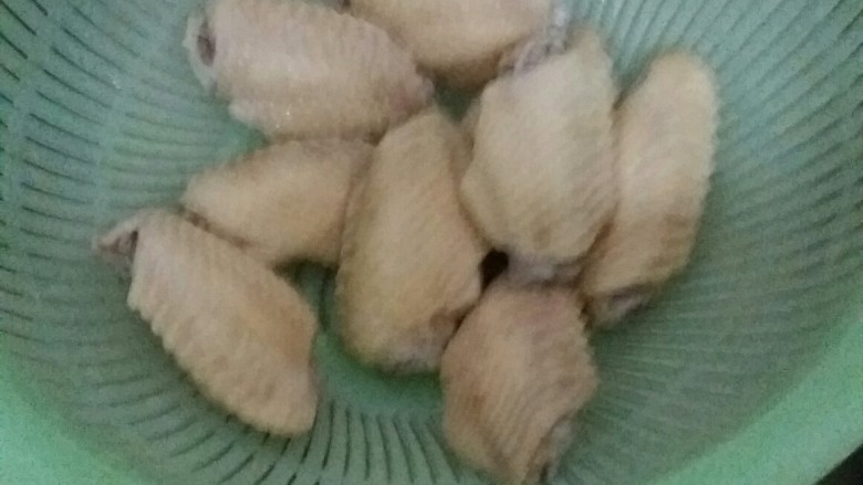 红焖鸡翅,沥干水,备用!