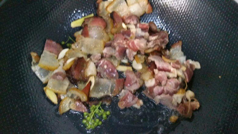 野松菌烧腊肉,肥肉的油扁出来后,下瘦肉炒