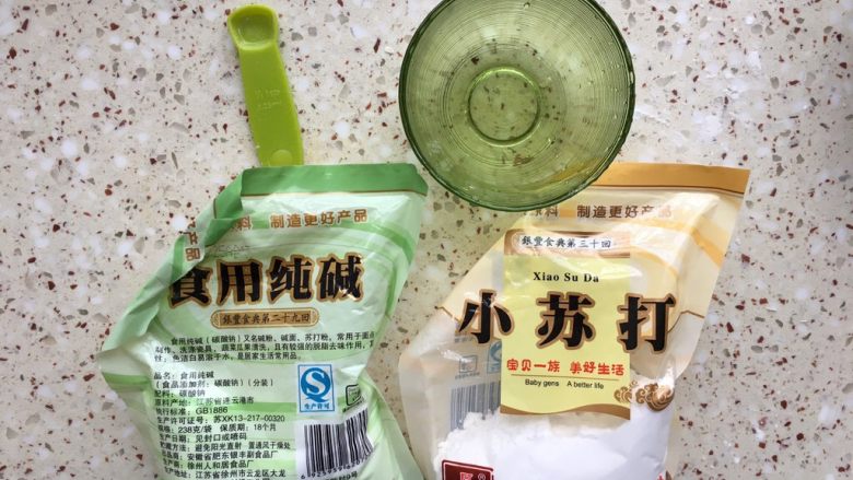 北方正宗老面画卷,准备小苏打,碱、10-15g温水、小量勺1个;