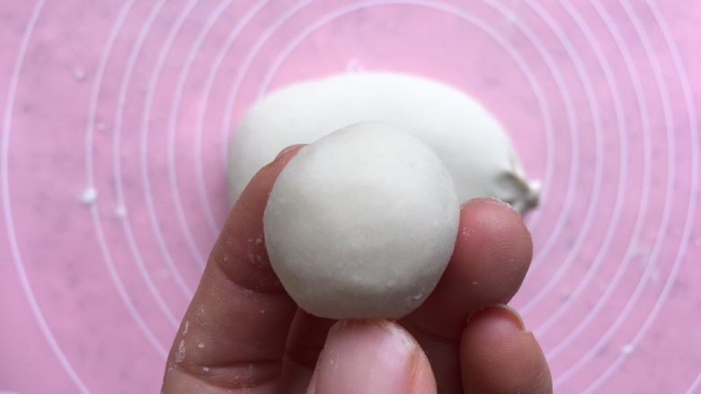 北方正宗老面画卷,碱水要充分揉均匀,期间可以适量加入干粉,只要不粘手就可以,不可过多加干粉;揉好以后,取一小团;