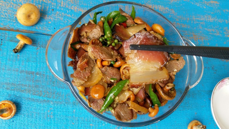 野松菌烧腊肉,拍照时口水都出来啦,哈哈。。赶紧来一块