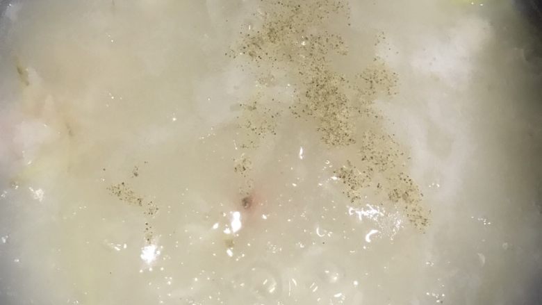鲜香虾仁海贝粥,加入黑白胡椒,盐调味道。