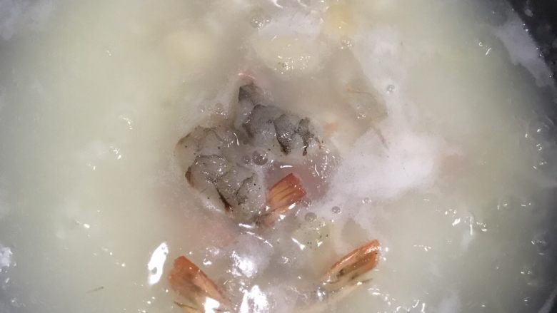 鲜香虾仁海贝粥,加入鲜虾和海贝。