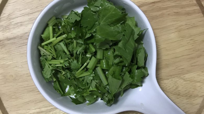 鲜香虾仁海贝粥,<a style='color:red;display:inline-block;' href='/shicai/ 131'>香菜</a>和<a style='color:red;display:inline-block;' href='/shicai/ 167'>香芹</a>切小段。