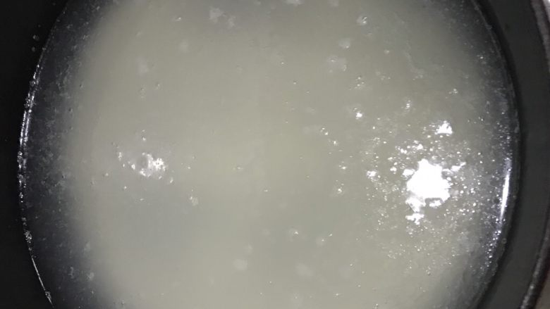 鲜香虾仁海贝粥,起锅加水至沸腾,倒入大米。