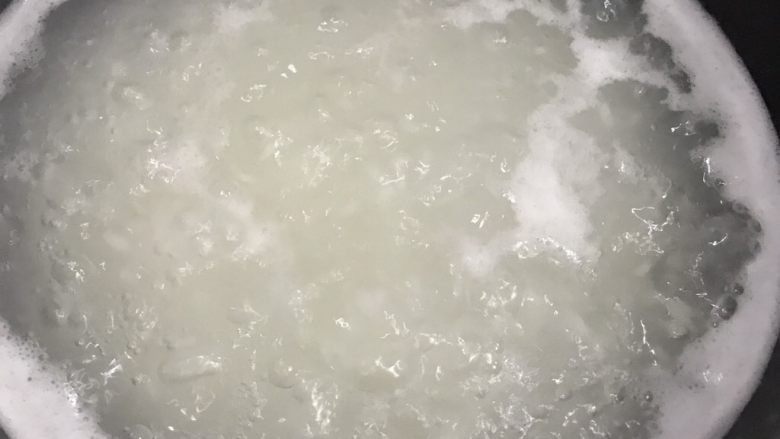 鲜香虾仁海贝粥,大火烧开转小火熬,记得不时搅动,避免粘锅底。期间可以准备配菜