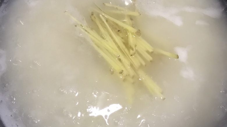 鲜香虾仁海贝粥,搅拌后,加入姜丝熬煮。