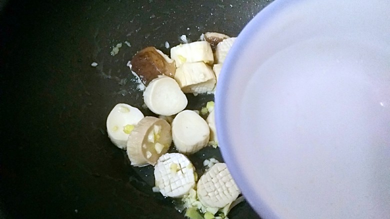花样杏鲍菇,放入杏鲍菇翻炒均匀,倒入半碗水