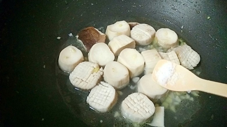 花样杏鲍菇,放入1克盐,煮杏鲍菇