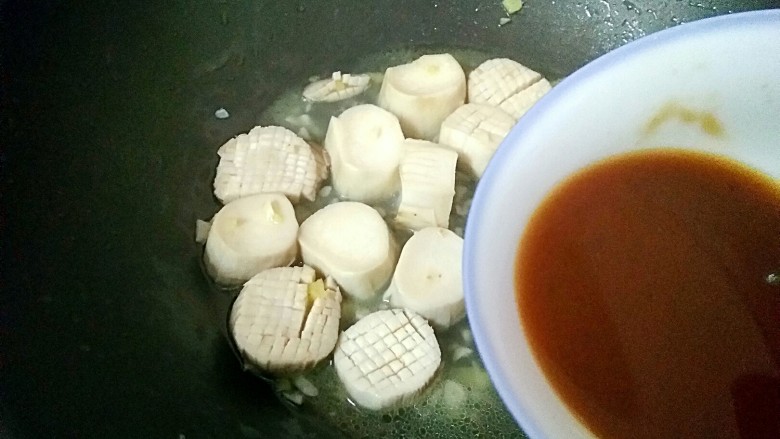 花样杏鲍菇,待水量减少,倒入酱汁