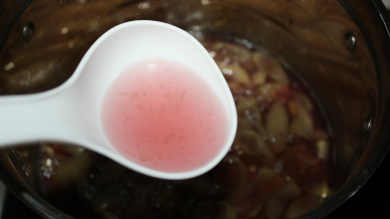 这款葡萄罐头自带仙气,超梦幻!,煮至果皮的颜色基本消失,汤汁呈现粉紫色即可。