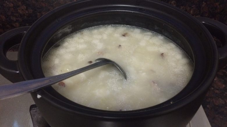 小米海鲜营养粥,所有<a style='color:red;display:inline-block;' href='/shicai/ 211815'>主菜</a>料都下锅里煲,要时不时用勺子拌一下,防止粘锅。