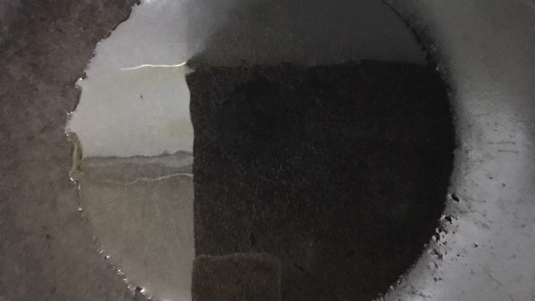 炖鲫鱼,锅预热倒入大豆油(其它食用油都可以)