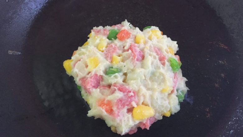 田园土豆饼,锅热后倒入油,待油热后放食材,形状捏成小饼状,不宜太厚,上下煎至金黄