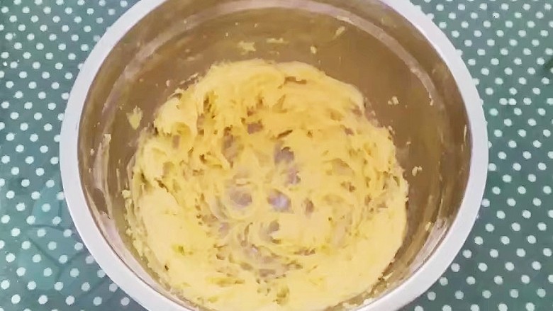 爱心编织饼干,分两次加入鸡蛋液,继续用打蛋器打发,使鸡蛋和黄油完全融合,成为膨松轻盈的状态。