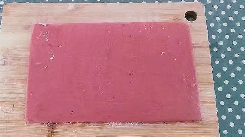 爱心编织饼干,将冻硬的两种面片取出剪开保鲜袋。