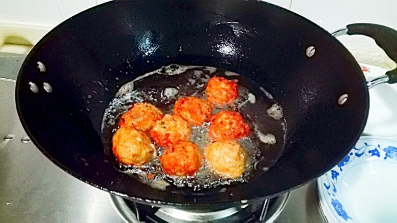 金山银海~秀珍菇肉圆汤,继续铲子轻轻推动肉陀子,一直炸到金黄