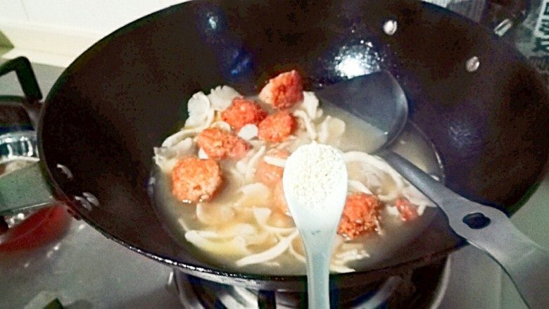 金山银海~秀珍菇肉圆汤,放半小勺盐,半小勺鸡精调味