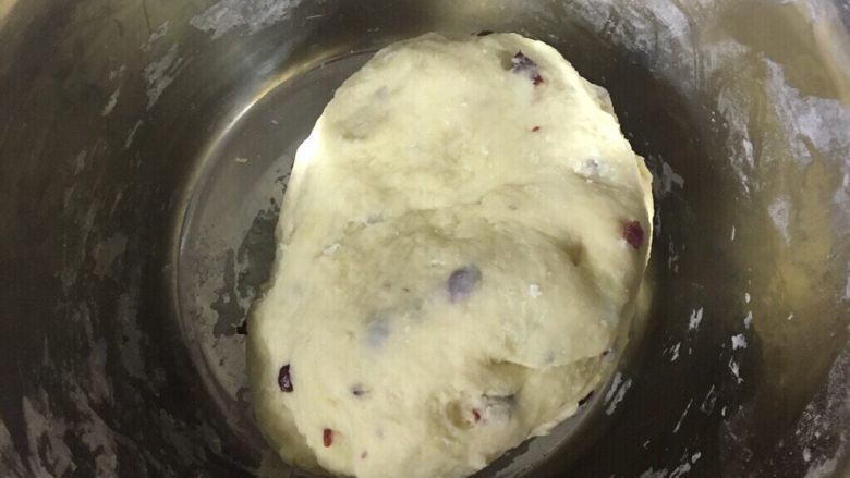 蔓越莓面包,疯狂地搓面团。看到网上很多教程说,要搓出手套膜。然而手残党的我一次也没有成功过,只知道疯狂地搓它,折叠它,把它想象成你不开心的源头,你讨厌的老板和同事,你不喜欢的人等等,原来做面包还可以解压......然后拼命摔它到面板上,反复地折叠直到不黏手刚刚好为止。这过程中如果觉得有点太油,需要加入20g过筛的面粉。