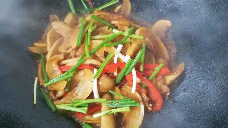 萝卜干烧五花肉,最后下香葱段翻炒几下立即出锅;