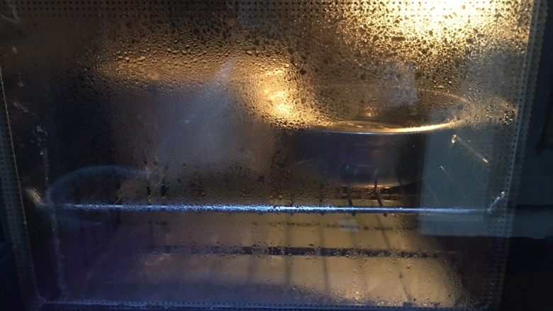 超级松软的奶香面包,烤箱放一碗热水,盖上保鲜膜进行二次发酵,发至1.5倍大小即可