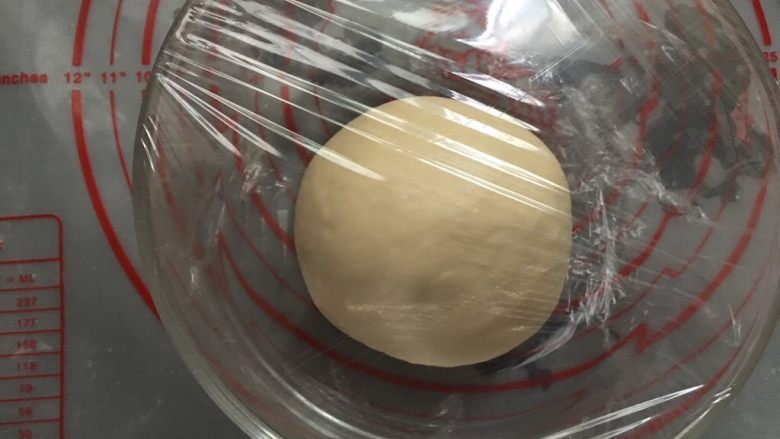 超级松软的奶香面包,盖上保鲜膜进行室温下发酵,大概40分钟左右,具体看面团的状态