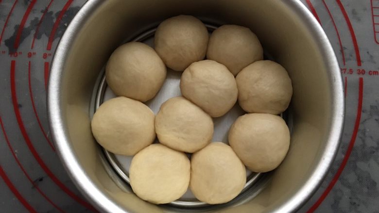 超级松软的奶香面包,面团分为10个28克小剂子,分别滚圆,放入磨具中,磨具沾膜提前抹油,不沾可以省掉