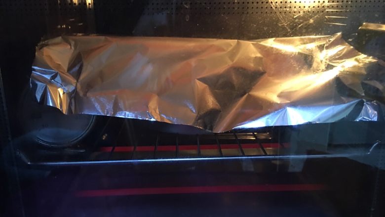 超级松软的奶香面包,烤箱中层160度20分钟,具体根据自家烤箱温度来,我是直接盖上锡纸烤,怕上色太深了,你也可以上色后在盖,怎么方便怎么来